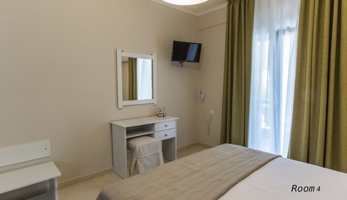 Habitación triple estándar, balcón, vistas a la colina (4)