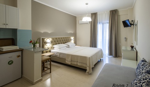 Habitación triple estándar, balcón, vistas a la colina (7)