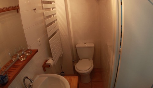 Habitación estándar con 2 camas individuales, baño privado (Partagée/Shared occupancy)