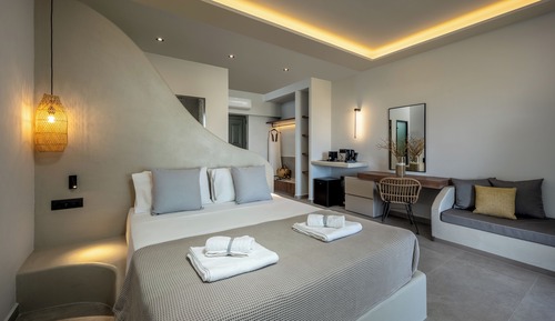 Deluxe Studio Suite, 1 Queen Bed, Balcony (Castle View)