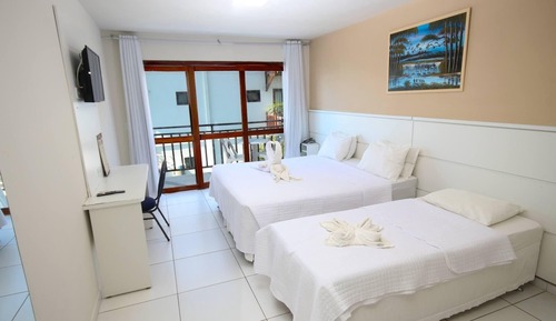 Habitación triple, vistas parciales al mar