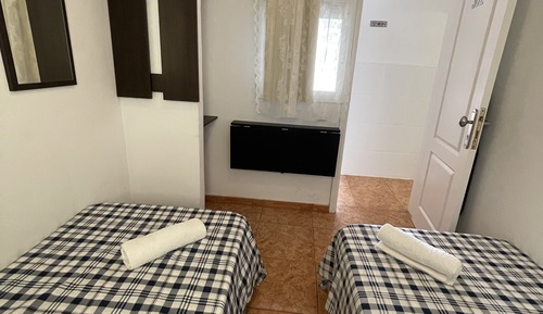 Habitación con 2 camas individuales, baño compartido