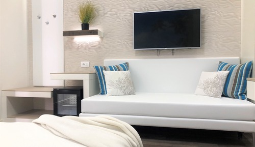 Habitación triple Deluxe, balcón, vistas parciales al mar (beach access included)