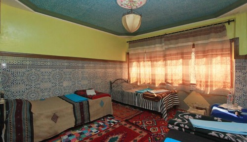 Habitación tradicional con 1 cama doble o 2 individuales, baño compartido