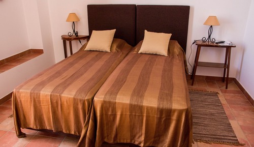 Habitación tradicional con 1 cama doble o 2 individuales, vistas a la ciudad