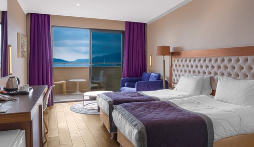 Habitación con 1 cama doble o 2 individuales, vistas parciales al mar