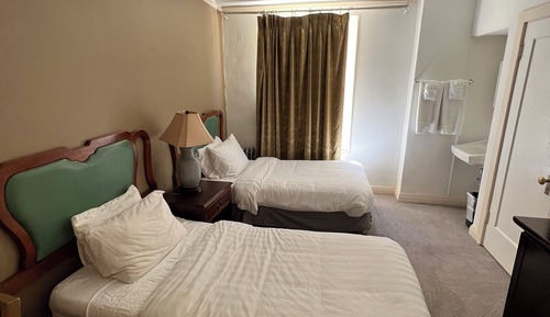 Habitación básica, 2 camas individuales, baño compartido