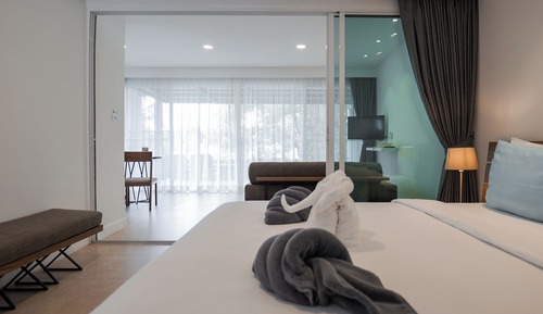 Sea View - Hill Suite with Pool side