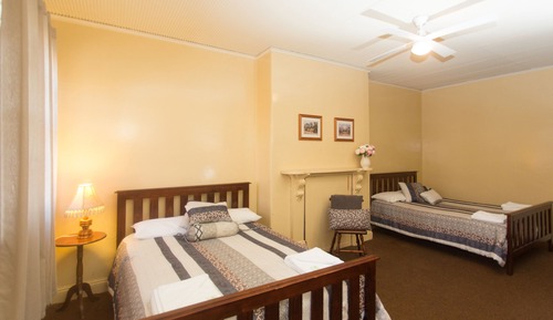 Habitación estándar con 2 camas individuales, 2 camas dobles, baño compartido