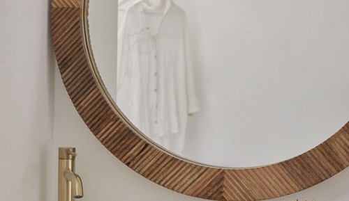 The Loft Queen Bed Suite (Upstairs / rear of premises / private room)