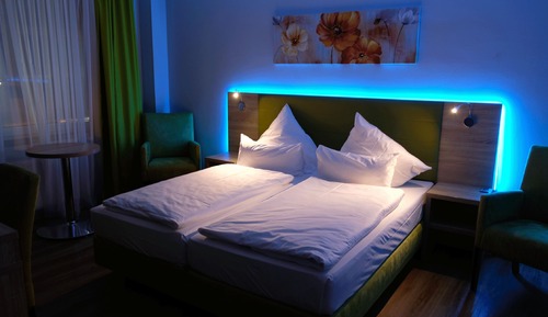 Habitación superior con 1 cama doble o 2 individuales, en la zona del patio