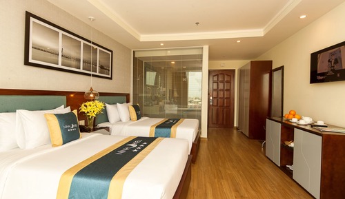 Habitación superior con 2 camas individuales, vistas al río