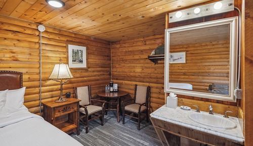 Cabaña clásica, 1 cama de matrimonio grande con sofá cama, junto a la montaña