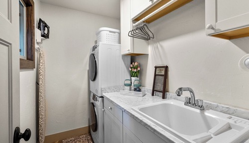 Casa ejecutiva, 3 habitaciones, 2 baños, en edificio anexo