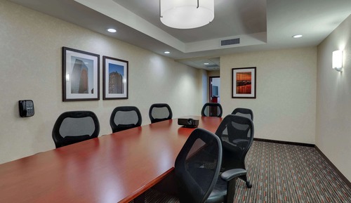 Suite, 1 cama de matrimonio grande, frigorífico y microondas (2 Room, Board Room Table,Hearing,Tub)