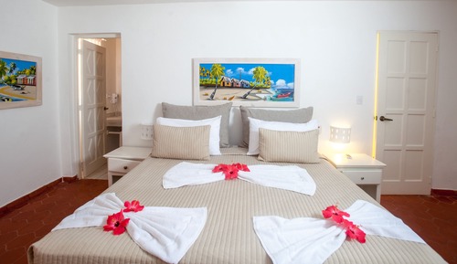 Los Corales Club House Economy Studio