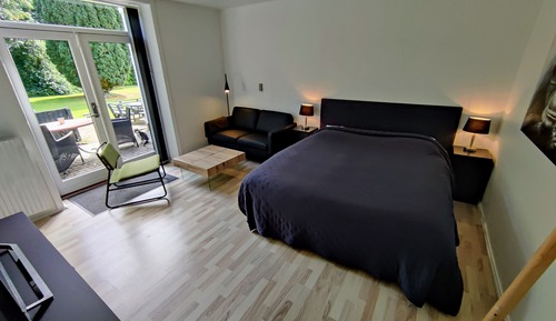 Estudio, patio, vistas al jardín
