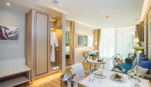 Suite, acceso a la piscina (AVANI)