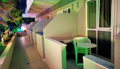Estudio económico, 2 camas individuales, terraza
