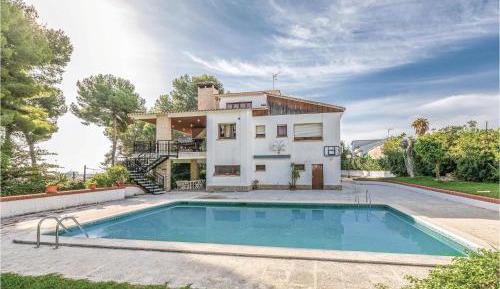 Five-Bedroom Holiday Home