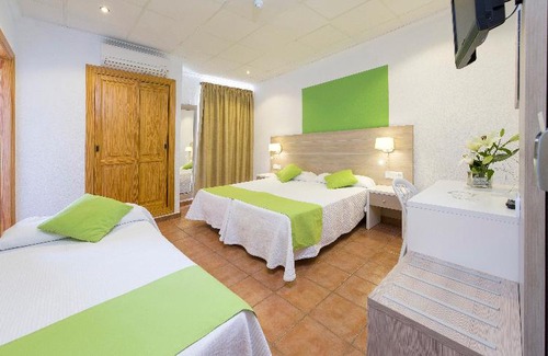 Sant Antoni de Portmany Hotel | Hostal Adelino