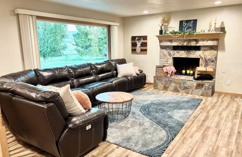 Salmon Casa | Mountain getaway on a private culdesac, 360 views out large windows.