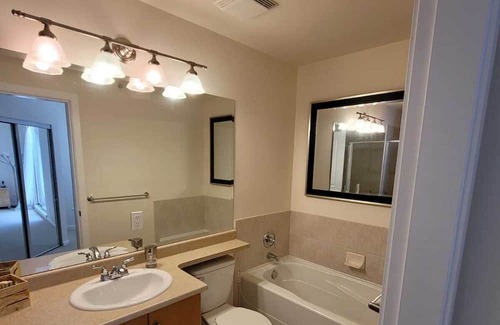 Guildford Condominio | Peaceful Centralized TopFloor Condo in Surrey Guilford