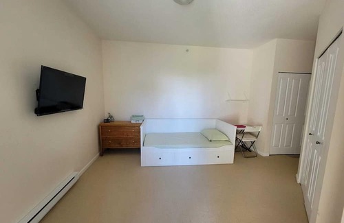 Guildford Condominio | Peaceful Centralized TopFloor Condo in Surrey Guilford