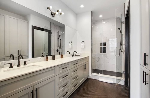 Central Business District Casa | Roami at The Brandywine | Heated Pool |4 Bed Combo
