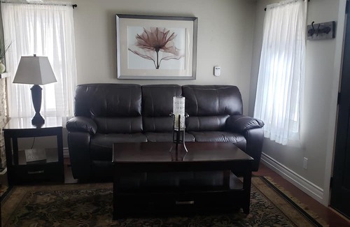 Crystal Beach Cabaña | Beautiful Cozy Cottage a Mere 10 Minute Walk to the Scenic Shores of Lake Erie!