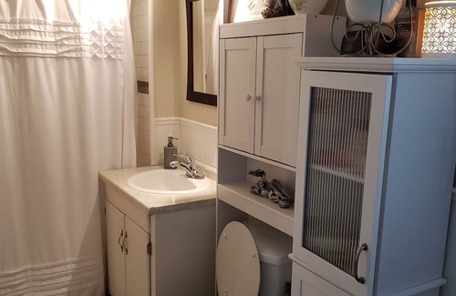 Crystal Beach Cabaña | Beautiful Cozy Cottage a Mere 10 Minute Walk to the Scenic Shores of Lake Erie!