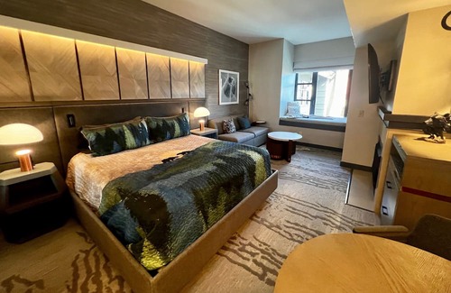 Mammoth Lakes Condominio | Beautiful Top Floor Remodeled Monache Studio. Dogs Considered.