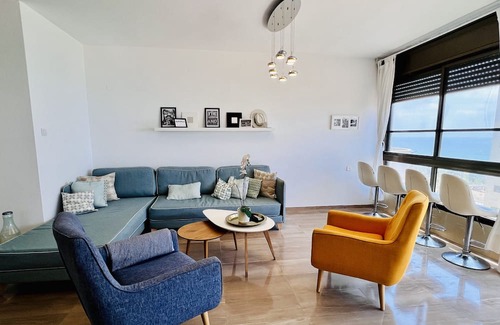 Netanya Apartamento | Elegant Apt with Balcony & Sea View by FeelHome