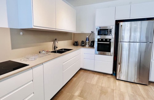 Netanya Apartamento | Elegant Apt with Balcony & Sea View by FeelHome