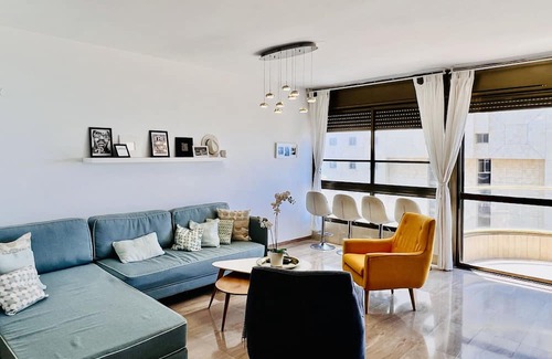 Netanya Apartamento | Elegant Apt with Balcony & Sea View by FeelHome