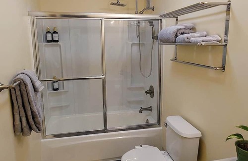 Fairbanks Apartamento | 10 minutes from the airport! Furnished & family-friendly apartment. In town!