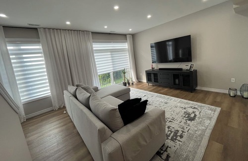 Guelph Casa | Modern Townhouse, 5 Mins From all Amenities.