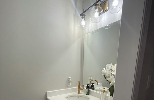 Guelph Casa | Modern Townhouse, 5 Mins From all Amenities.