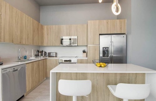 Northeast Miami Condominio | Brand-new Huge unit with pool and free parking