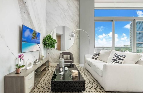 Northeast Miami Condominio | Brand-new Huge unit with pool and free parking