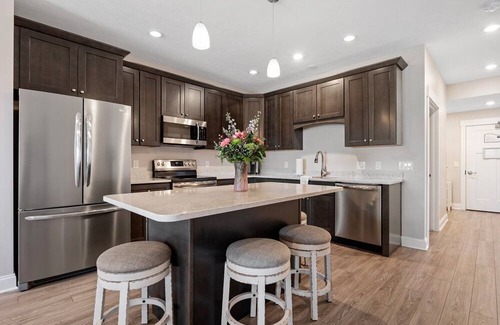 Traverse City Condominio | ♛ 539 Bay St ⁀➷ 2BDR Lake View 1st Floor Condo steps to Beach! ➠ 103E