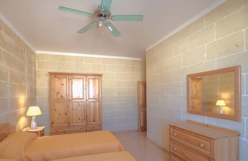 Victoria Apartamento | Modern 3rd floor penthouse + air conditioning in a perfect location in Victoria