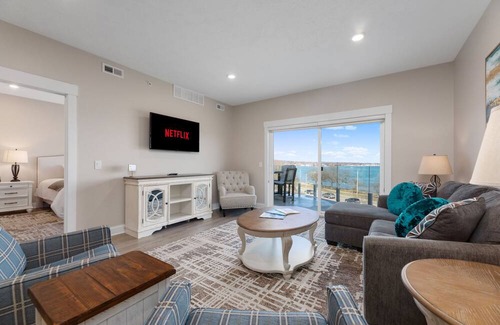 Traverse City Condominio | ♛ 539 Bay St ⁀➷ 3BDR Lake View Penthouse Condo on West Bay ➠ 401W
