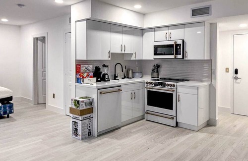 South Pointe Condominio | 110 - SOFI 2 Bedroom - Heated Pool, 2 blocks from Beach!