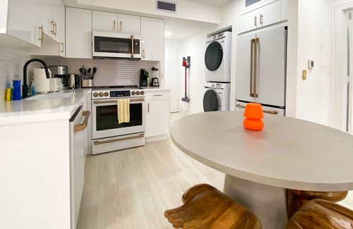 South Pointe Condominio | 110 - SOFI 2 Bedroom - Heated Pool, 2 blocks from Beach!
