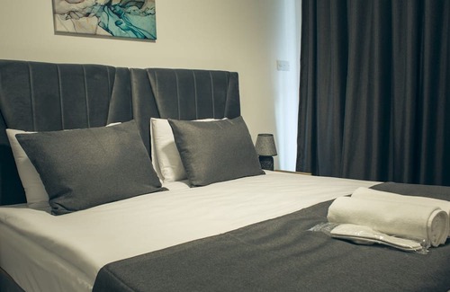Trikomo Apartamento | Charming Flat with Shared Pool Near Beach