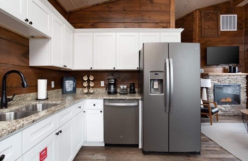Pigeon Forge Cabina | Walk2DowntownPF/GasFirepit/Waterfront