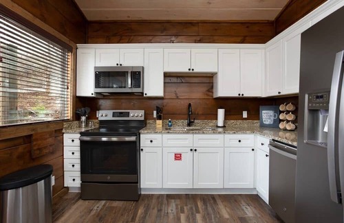 Pigeon Forge Cabina | Walk2DowntownPF/GasFirepit/Waterfront