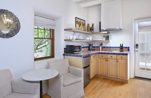 Historic Eastside Cama Y Desayuno | Dos Hermanas Casita 8 | Cozy Downtown | Studio