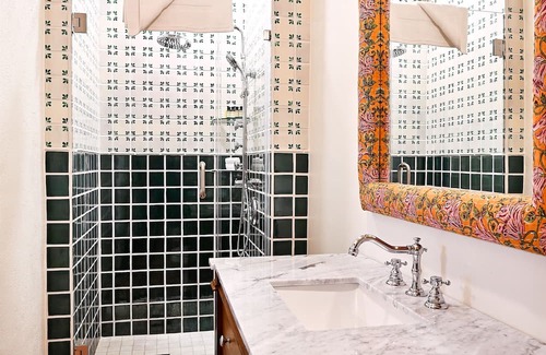 Historic Eastside Cama Y Desayuno | Dos Hermanas Casita 8 | Cozy Downtown | Studio